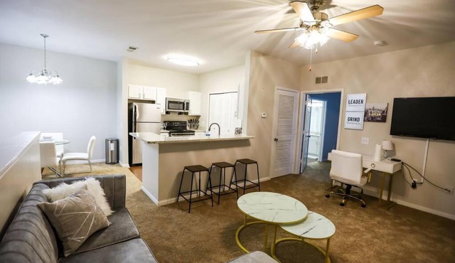 Lux 2BD 2BA minutes from the water