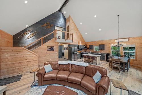 Lux Rainier Chalet With Hot tub, Sauna-Fireplace, WiFi