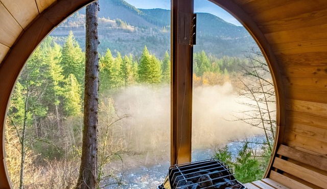 Lux River Mnt. Views! Game Rm. Bike Shop. Hot Tub. Fire Pits. Ski Boot Dryers.