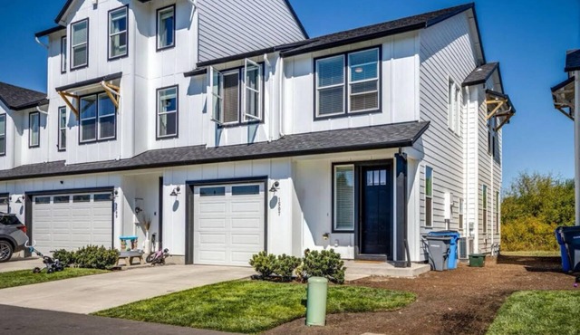 Luxe 3-bedroom townhome in Battle Ground with AC