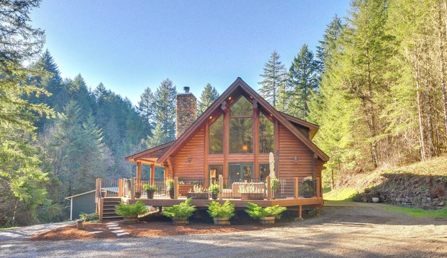 Luxe Cabin in the Woods: Walk to Lake!