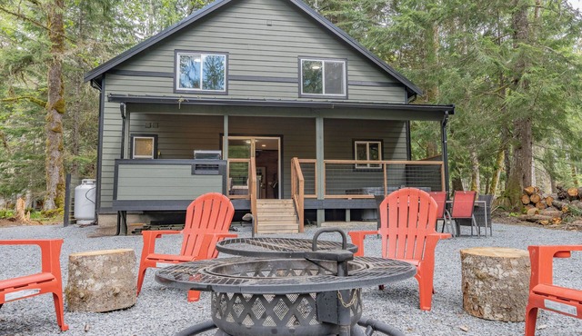 Luxe Chalet @ Rainier Entrance w/Hot-Tub-WiFi-AC