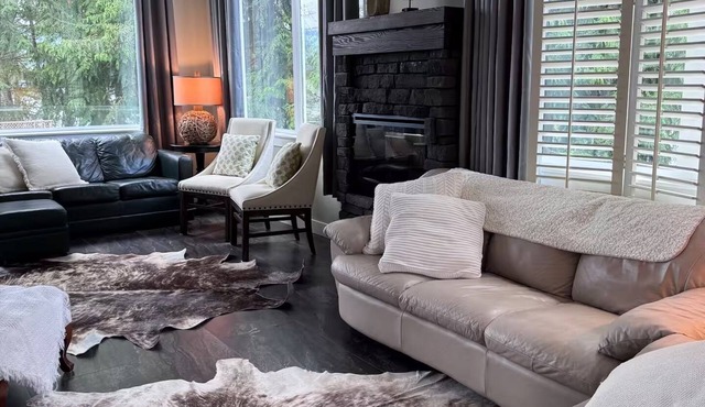 Luxe two-storey home provides a beautiful modern unique romantic getaway! in Anglemont