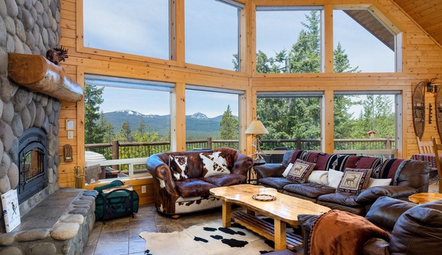 Luxurious Chalet Retreat: Breathtaking Views, Hot Tub, BBQ, and Fireside Comfort
