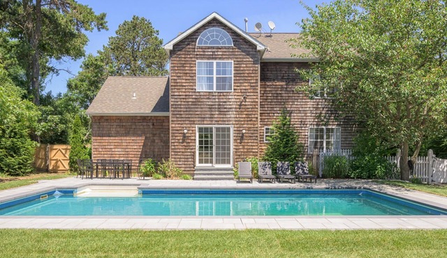 Luxurious Colonial House with heated Pool in Southampton, NY