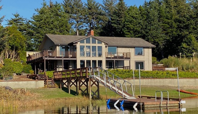 Luxurious Getaway on the Lake with hot tub, pool table, boat dock, covered porch