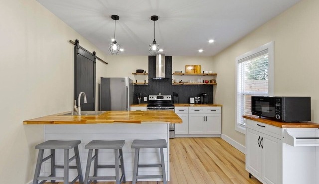 Luxurious Guest House Central to Everything
