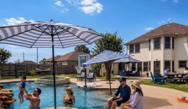 Luxurious Home with Great Pool Area