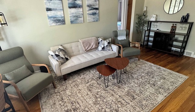 Luxurious Upper 2 BR Flat near Downtown Royal Oak!