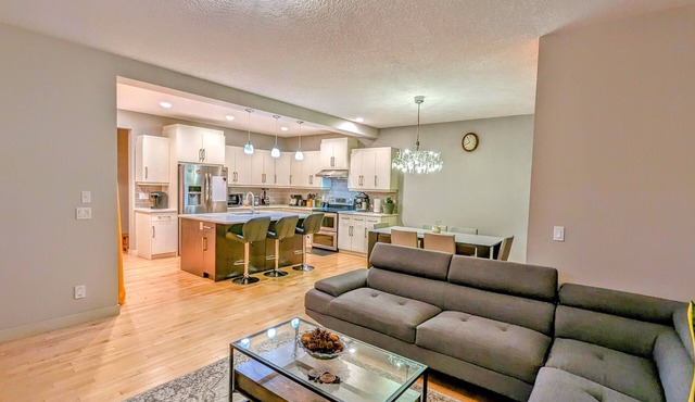 Luxurious with Firepit, BBQ, k/garden, Workspace in Cochrane