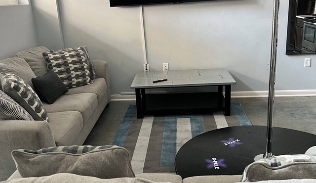 Luxury 2-BDRM Downtown Indianapolisn- Roof Top Pool - Fitness Gym - Dog Park