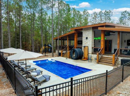 Luxury Broken Bow Cabin - Private Pool, Pickleball , Sauna & Mini Golf - Sleeps 16