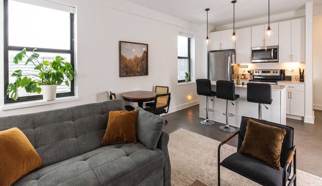Luxury Downtown Apt with Parking, Gym, and Lap Pool · Sleeps 4-5