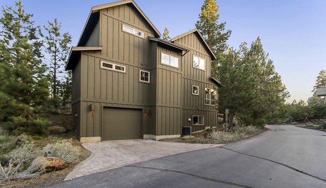 Luxury Family Resort Cabin with Pool, Hot Tub, and Deschutes River Trail Access in Bend, Oregon