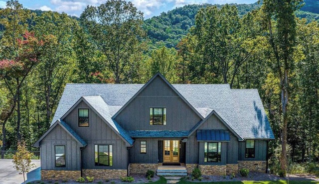 Luxury Helen Cabin Near Wineries, Chef’s Kitchen, 4 Ensuites, Hot Tub, Game Room