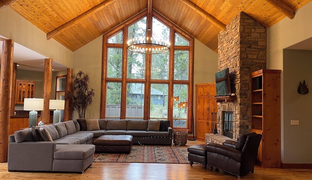 Luxury in Sunriver- Sleeps 21