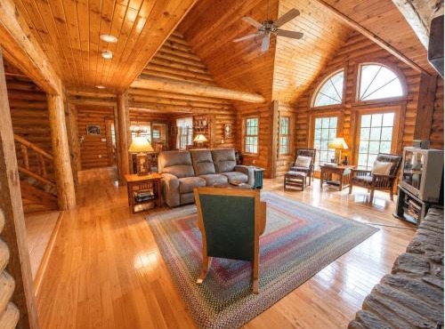Luxury Log Home W Sandy Frontage Private Dock Year-Round trails