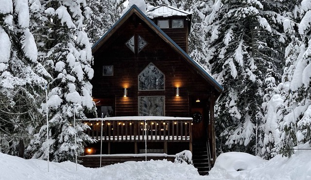 Luxury Mt. House Govt. Camp Holiday, Ski, Hike, Wine tasting! Sleeps 8, Dog ok