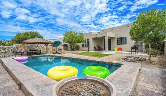 Luxury Oasis Best Location Ping Pong CoffeeBar Fireplace Grill