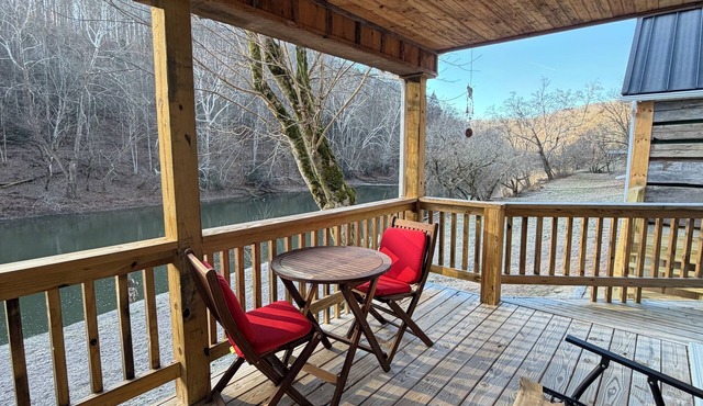 Luxury Riverfront - Elk River Trail 2-bedroom cabin with Starlink. in Duck