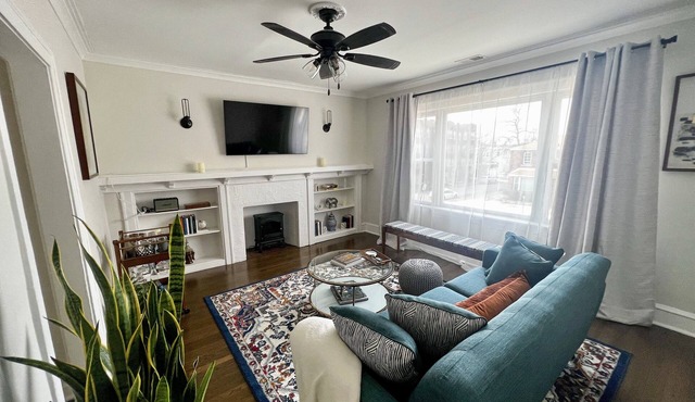 Luxury vintage condo close to lakefront, minutes from Obama Library & downtown!