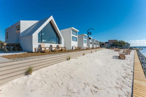 Luxury Waterfront Cabin 4