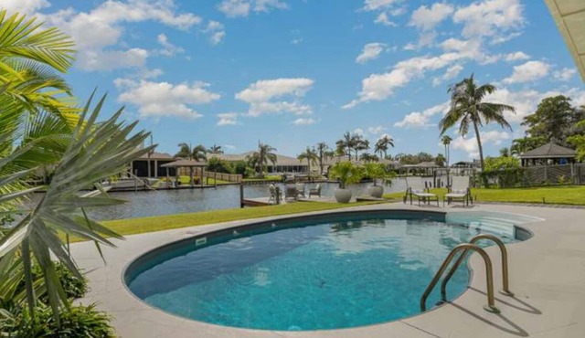 Luxury Waterfront -Heated Pool, Dock, Bikes & Paddleboards - Mins to Beach