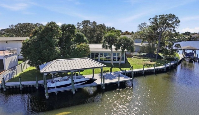 Luxury Waterfront Retreat Bikes, Hot Tub, Kayak, Walk to downtown Cocoa Beach.