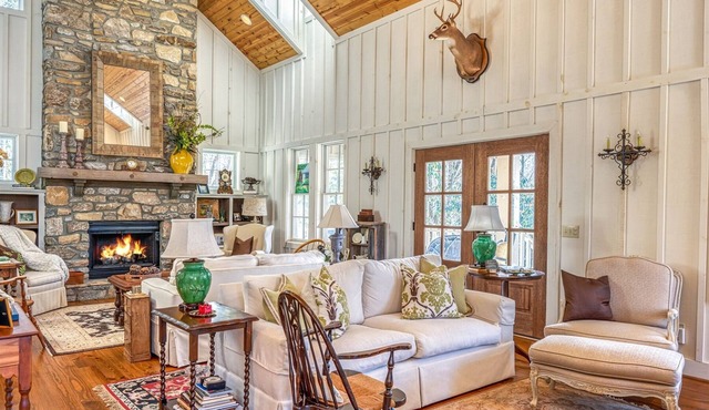 Magazine Worthy. Two Blocks From Main Street.| Sweetwood Cottage