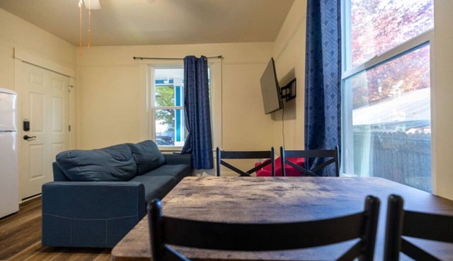Magenta 1BR | Easy Entry | Pet-Friendly