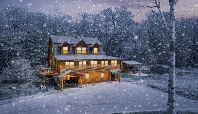 Magical Cabin with Outdoor Bar and Jacuzzi in New Hampshire in Bartlett