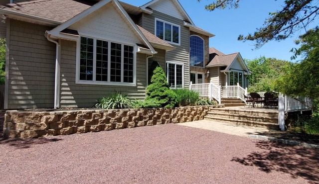 Magnificent 5-bedroom house Sleeps 18 -charming Southampton 1/4 mile to US Open