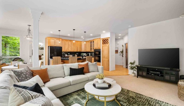 Magnificent Bull Mountain Retreat on Greenspace, Pet Friendly, Huge Deck, Game Room, in Cul-de-Sac