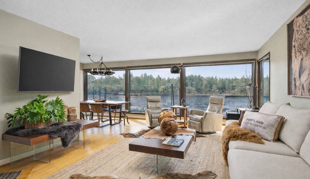 Magnificent Home on Banks of the Willamette River, Hot Tub, Fire-Pit, Cornhole, 9 Miles to Downtown