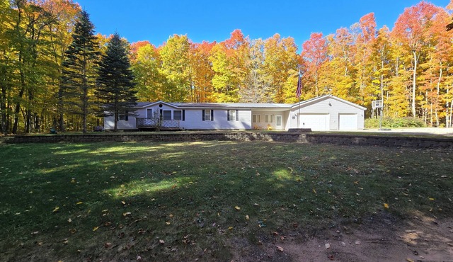 Mancelona Beer Garden, 20 private wooded acres, 3bed, 2 bath, sleeps 10