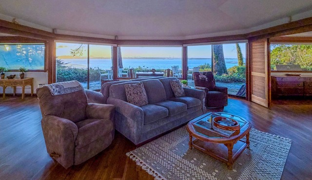 Manor & Guest House at Seagate -Two Coos Bay Homes