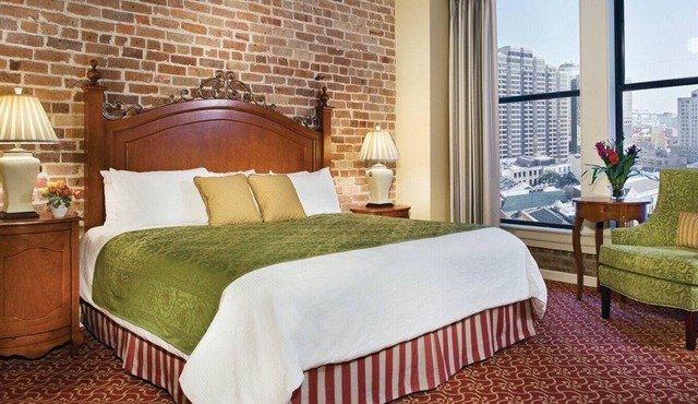 Mardi Gras Central! 4-star resort. King BR+ LR Queen pull-out. Full Kitchen.