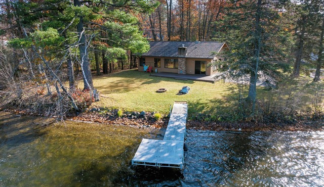Marina Hideaway: Lakeside Bliss on Round Lake