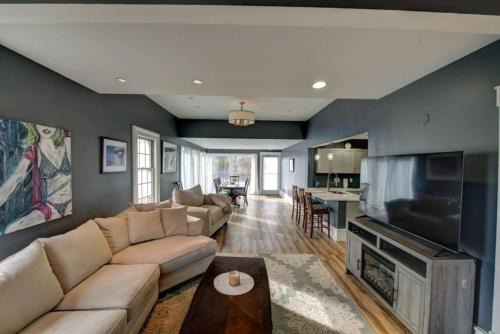 Massive home with Kayaks and Putt Putt