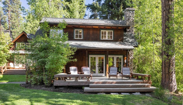 Metolius River Resort Cabin 1 Luxurious cabin on the Metolius River w/fireplace