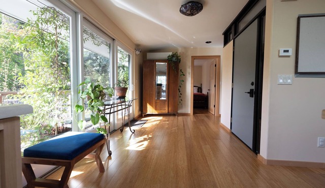 Mid-Century Modern, Custom Craftsmen 2-bedroom in Eugene - AC, Wi-Fi, & laundry
