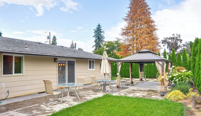 Milwaukie Home w/Outdoor Dining Space