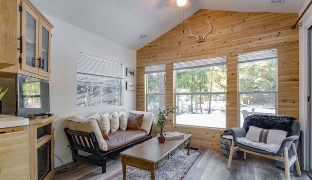 Minimalist Hideaway | WiFi, BBQ, Smart TV