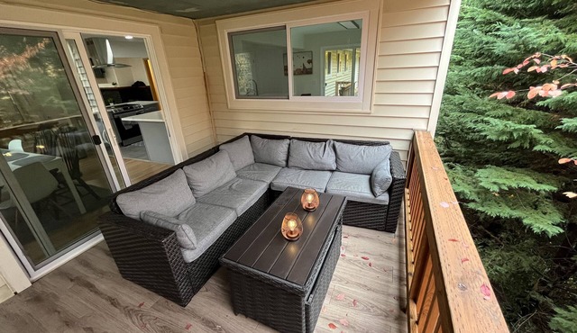 Minutes from downtown and the Arts district awaits your Emerald Forest Hideaway.