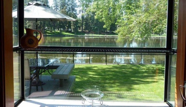 Mirror Pond - Cozy Cabin Directly on Mirror Pond - Deschutes River!