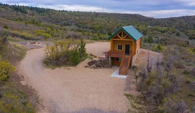MJ's Cabin Located on a Hill Top Near Zion and Bryce Canyon. Pet Friendly.
