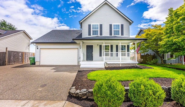 Modern 3 Bedroom Farmhouse of Dundee - Amazing Views, Fire Pit and Comfort