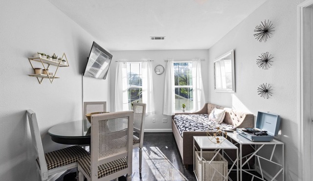 Modern 3bd/2ba Suite with Full Gym & Large Patio!