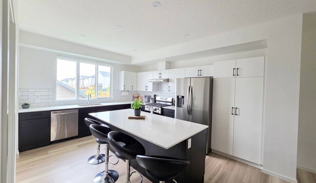 Modern 5BR Executive Home with Private Gym Space | Sleeps 10 | SW Edmonton in Edmonton