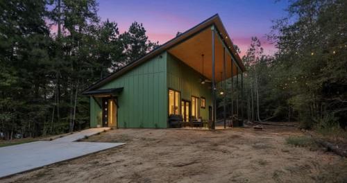 Modern Cabin Retreat Easy Drive to Canton and Tyler
